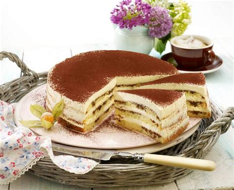 A sweet dough with cheese filling & topped with cherry filling. Cappuccino Kuchen Rezept