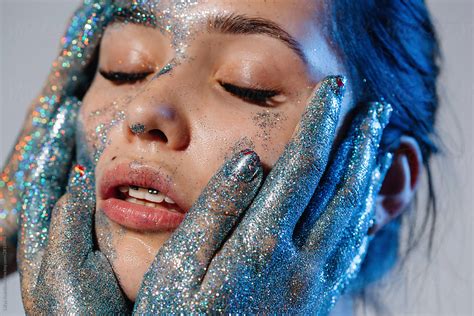 Crop Woman Smearing Glitter On Face Of Model Porliliya Rodnikova