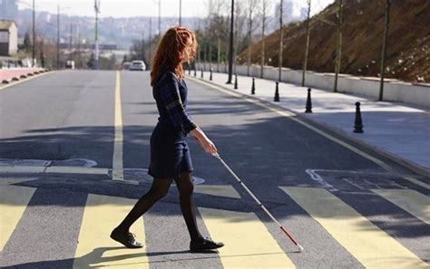 un hombre ciego inventa wewalk un bastón inteligente que ayuda considerablemente a personas