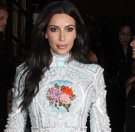 Aug 28, 2021 · kim kardashian steht im hochzeitskleid vor kanye west kim kardashian steht im hochzeitskleid vor kanye west. West und Kardashian: Was werden wir bei der „Hochzeit des ...