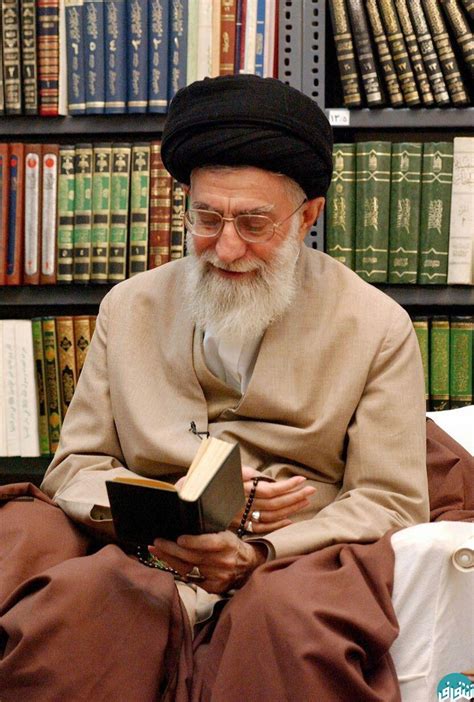 في تاريخ 29 نوفمبر/ تشرين الثاني 2015 وجه قائد الثورة الإسلامية الإمام السيد علي الخامنئي رسالته الثانية. عکس/ رهبر معظم انقلاب در کتابخانه شخصی