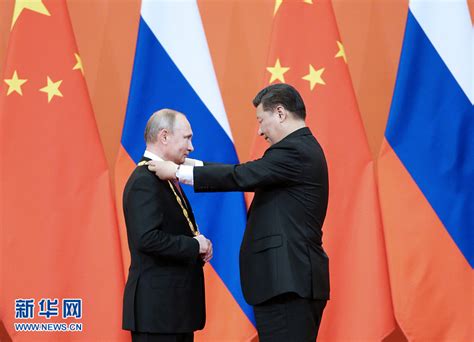 Xi Jinping Remet à Vladimir Poutine La Première Médaille De Lamitié De