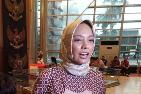 Simak juga video menarik lainnya ini dia sosok viral tante ernie pemersatu bangsa. Rachel Maryam: Hari Lahir Pancasila di Bulan Ramadan Jadi ...
