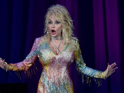 Fans Shocked After Dolly Parton Gets On Stage And Does This John