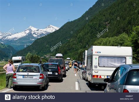 Zu ferienbeginn entfliehen tausende autofahrer dem tristen norden richtung süden und liefern sich über den gotthardpass ein wahres wettrennen. Gotthard Pass Road Stockfotos und -bilder Kaufen - Alamy