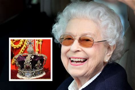 Queen S Cheeky Response When Handling The Crown Jewels Goes Viral In 2022 Queen Elizabeth