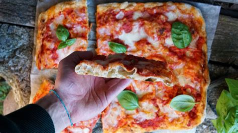Pizza Fatta In Casa Eccezionale Ricetta Facile E Piena Di Bolle