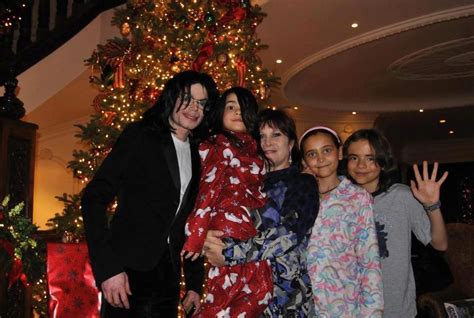 Paris jackson daily | пэрис джексон. Michael Jackson with his kids Blanket Jackson, Paris ...