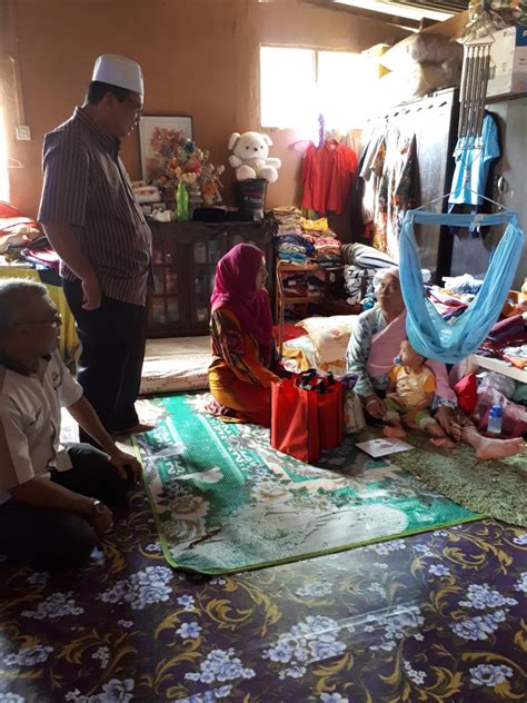 Beberapa orang tidak boleh mencapai kecemerlangan kerana latarbelakang, pendidikan dll. Pejabat Daerah dan Tanah Melaka Tengah : Program Ziarah Kasih