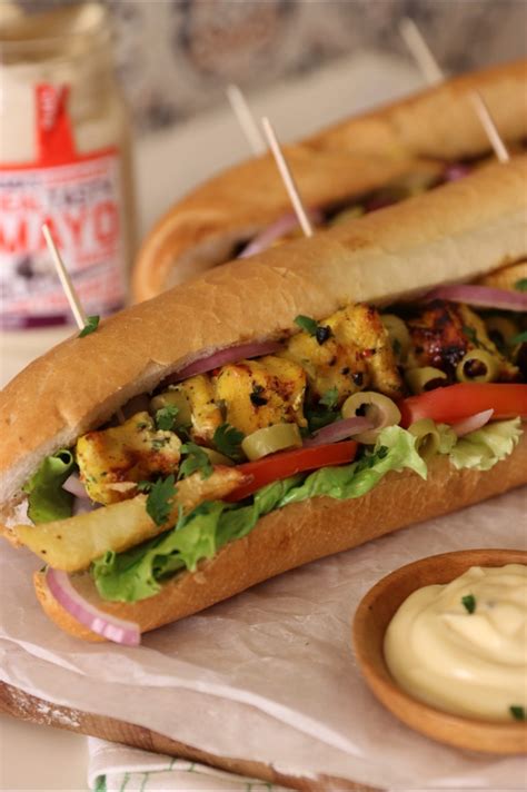Tengo carne, queso y tomates en mi bocadillo. BOCADILLO MET GARLIC-SRIRACHA MAYONAISE EN GEGRILDE KIP ...