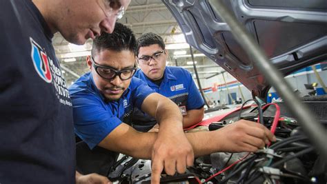 Auto Technician School Keep The Customers Returning The Daily Voice
