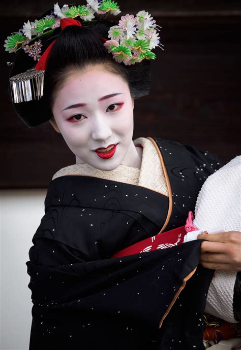 Maiko Mamefuji San With A Beautiful Snow Themed Kimono Japanese Geisha Japanese Beauty