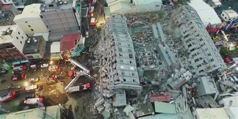 Cette fracturation est due à une grande accumulation. Les images stupéfiantes après le tremblement de terre qui ...