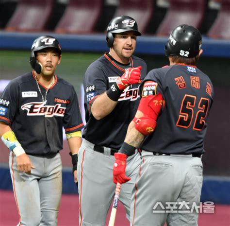 기사제보 및 보도자료 newsen@newsen.com copyrightⓒ. 스포츠서울 - 포토선제 2점홈런 한화 호잉, 김태균 축하받으며