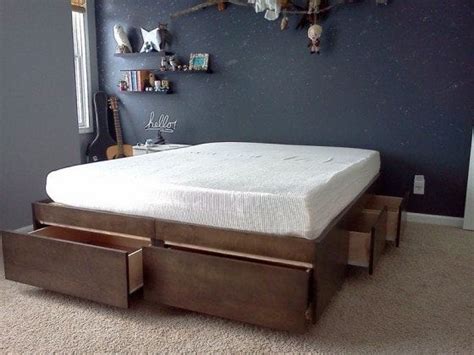 Paint the borders white, which synchronize with the wall and the blanket. 11 Inspiring Ideas To Merge Your Bed and Storage | FREEYORK