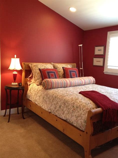 schlafzimmer rot mit dachschraege freshouse