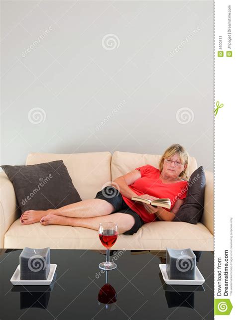 夫人前辈沙发 库存图片 图片 包括有 休息室 健康 龙舌兰 老婆婆 成熟 白种人 表面 灰色 5600577