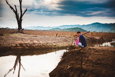 El Granjero Desesperado Y Solo Se Sienta En La Tierra Agrietada Cerca