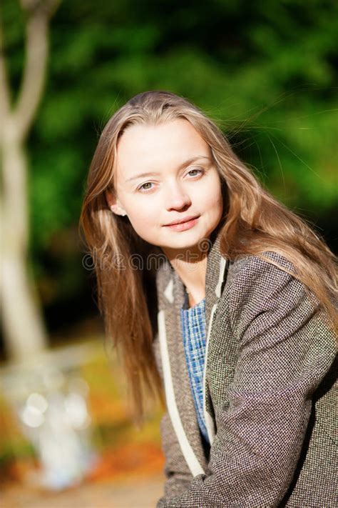 Retrato Ao Ar Livre De Uma Menina Bonita Em Paris Foto De Stock