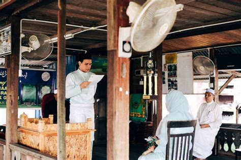 English version of el país to read online: Pasangan pelukis pelan nikah di pondok mengaji, kuda depan ...