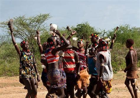 非洲一奇葩部落：女性满18后要举行成人礼，越痛才代表越幸福成人礼哈莫原始部族新浪新闻