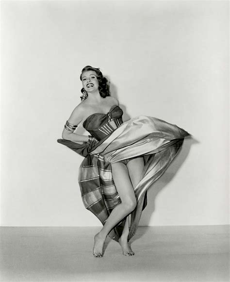 The Story Behind Rita Hayworth’s Iconic Pin Up Photo 1941 Rare Historical Photos