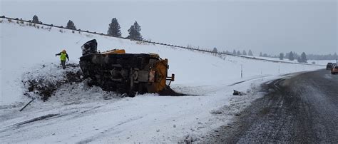 Truck tries to pass ODOT snow plow, both vehicles damaged | OregonLive.com