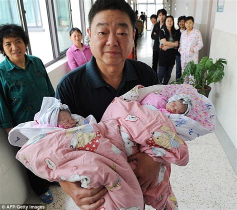 60 Year Old Chinese Woman Gives Birth To Twins Following Ivf Treatment Daily Mail Online