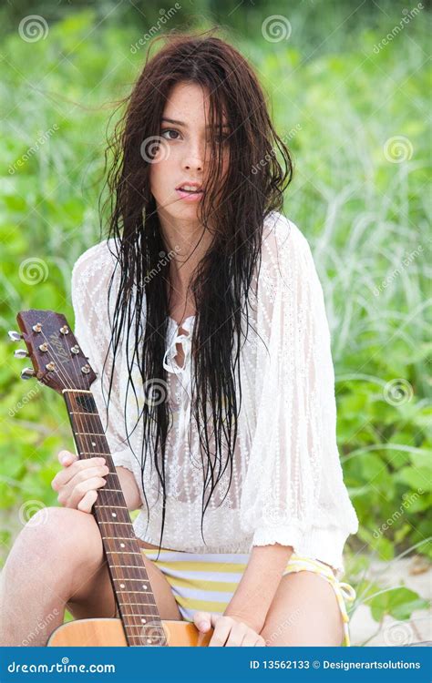 Attraktive Junge Frau Mit Gitarre Stockbild Bild Von Mode Instrument