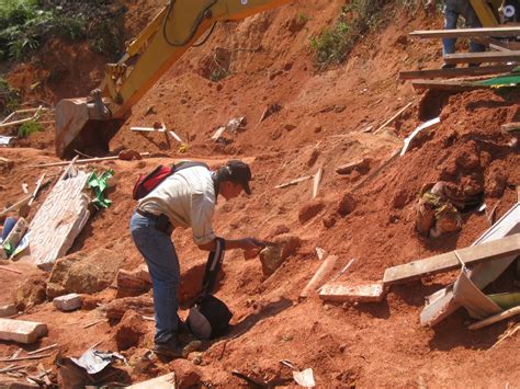 Tanah runtuh merupakan salah satu tragedi yang berkaitan dengan kegelongsoran tanah dan boleh menyebabkan kematian. myfamily: Lawatan Kerja ayah ke Tapak Tanah Runtuh Rumah ...