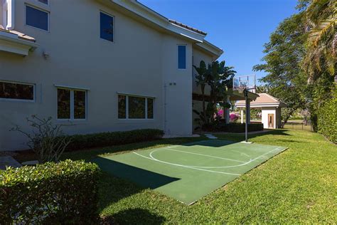 Mansion with indoor basketball court. Inside 5 Gorgeous Luxury Homes with Basketball Courts ...