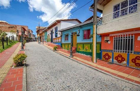 哥伦比亚小镇瓜塔佩 一个七彩缤纷五颜六色的世界！ 财经头条