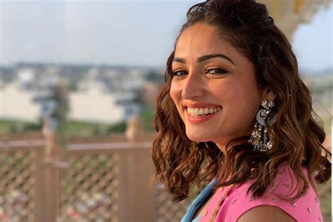 Yami gautam gets ignored by malaika arora karan johar kiron kher 4 arriving late on india sgottalent. Here is why Yami Gautam refused to go back via a car after ...