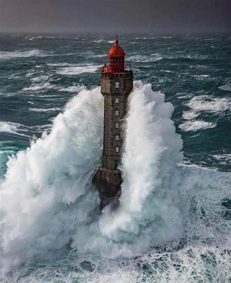 Storm Waves Hitting A Light House Awesome Lighthouse Beautiful