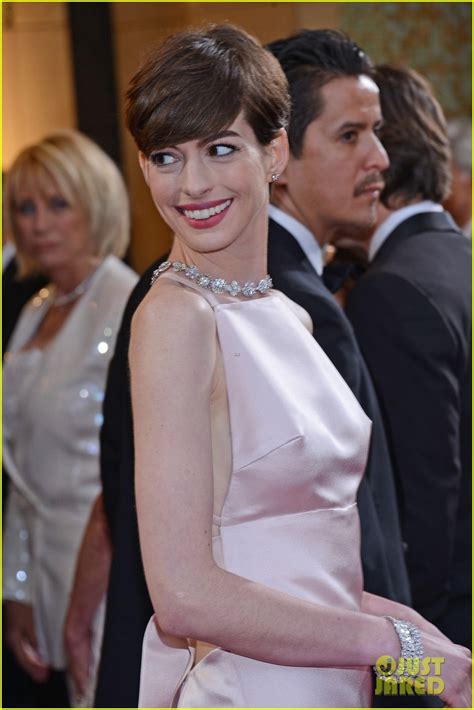 Anne Hathaway Wins Best Supporting Actress Oscar 2013 Photo 2819530 Anne Hathaway Photos