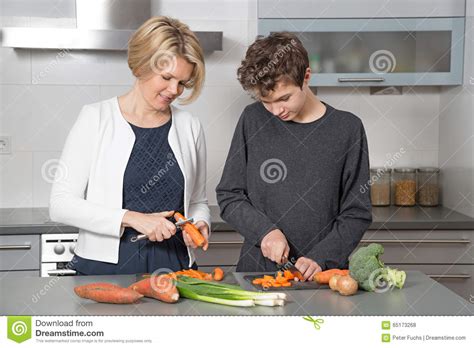 Madre E Hijo En La Cocina Foto De Archivo Imagen De
