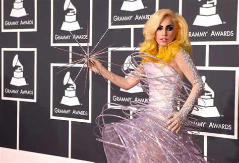 Los Looks Más Icónicos De Lady Gaga En Los Premios Grammy Galería De
