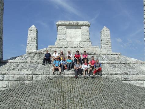 Z prírodných krás lákajú najmä súľovské skaly a manínska tiesňava. KST Krompachy | 14. Mohyla M. R. Štefánika - Polianka