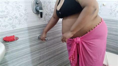 Madrastra India De 55 Años Se Excita Sexualmente Y Tiene Sexo Con Una Pipa De Agua En El Baño