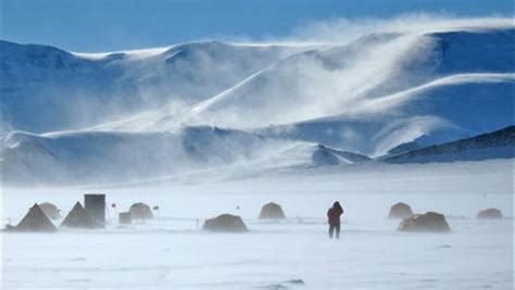 فريق جامعي صيني يصل لأعلى قمم القطب الجنوبي سيرا على الأقدام