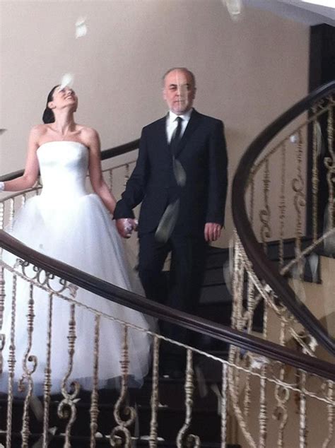 Üç farklı gelinlik giyerken, özçivit ise derviş bağzıbağlı imzası taşıyan damatlığı tercih etti. evim sensin fahriye evcen gelinlik wedding dress | Gelinlik