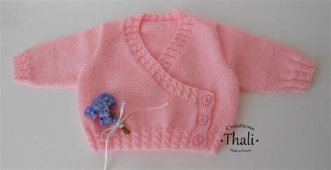 Ben oui, car lorsqu'il s'agit de tricoter pour une baby girl, moi je ne jure que par le rose. Cache-cœur à torsades | Tricot baby, Fashion, Knit crochet