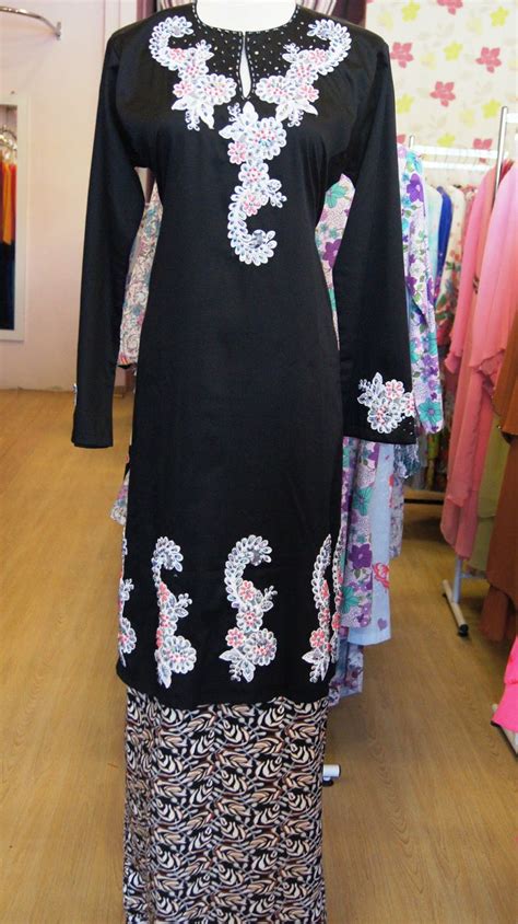 Baju kurung juga telah dilaporkan menjadi sangat popular semasa islamisasi malaysia pada tahun 1970 an dan 1980 an. Butik Qaireen: Baju Kurung Lace Cotton Hitam (SOLD OUT)