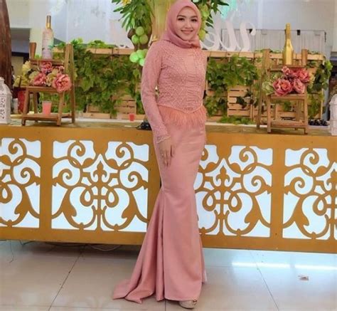 Jika anda ingin memberikan kesan yang elegan maka bisa pakai kain jenis maxmara, satin ataupun velvet. Gaun Pesta Model Baju Brokat Kombinasi Satin - Seputar Model