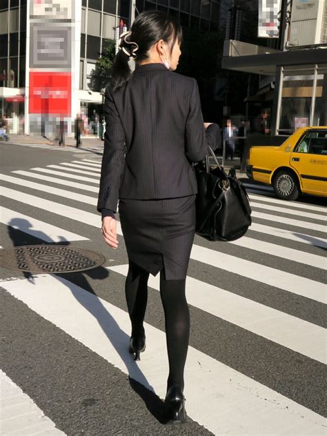 タイトスカートolの黒タイツセクシー美脚を街角盗撮した画像 東京パンチラ通り
