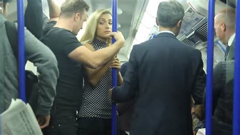 ¡impresionante Mira Cómo Reacciona La Gente Cuando Una Mujer Es ‘manoseada’ En El Metro