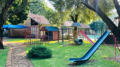 Home Saxonwold Primary School