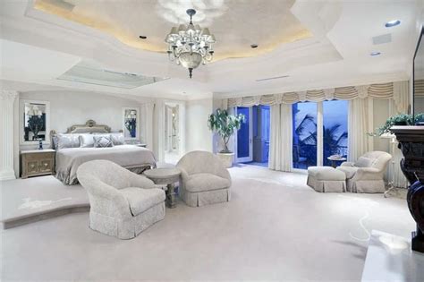 Cozy monochromatic beige and white transitional style bedroom decor with rh adler shelter bed. 31 Gorgeous White Bedroom Ideas (Design Pictures ...