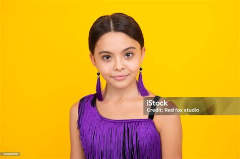 Foto De Menina De 12 13 14 Anos De Idade Retrato De Estúdio De Fundo Conceito De Estilo De Vida