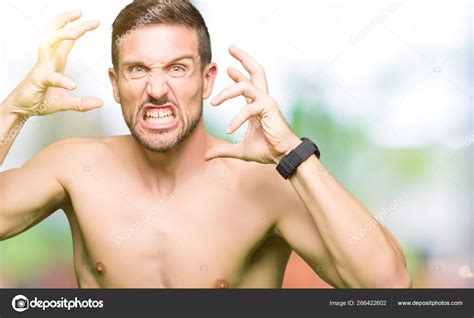 Hombre Guapo Sin Camisa Mostrando Pecho Desnudo Gritando Frustrado Por Fotograf A De Stock